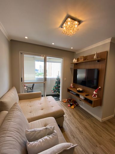 Sala: Sofá 02 lugares retrátil e rack inclusos