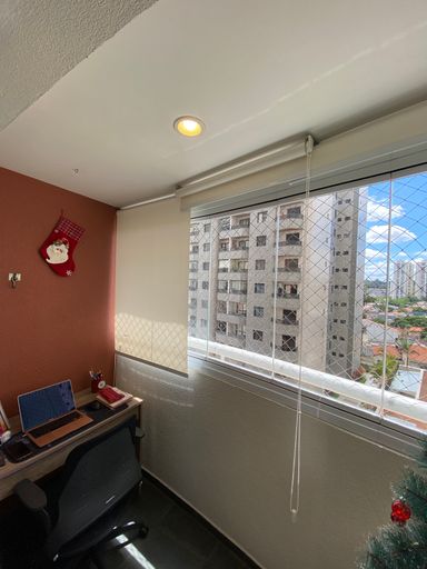 Sacada com persianas e envidraçada