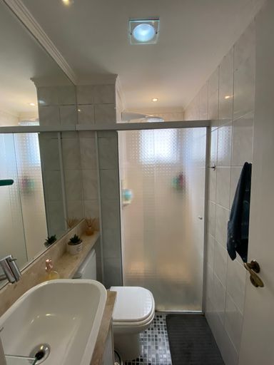 Banheiro: box de vidro e espelho grande parede