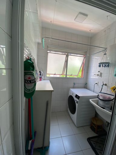 Lavanderia: Armário baixo e maquina de lavar e secar inclusa