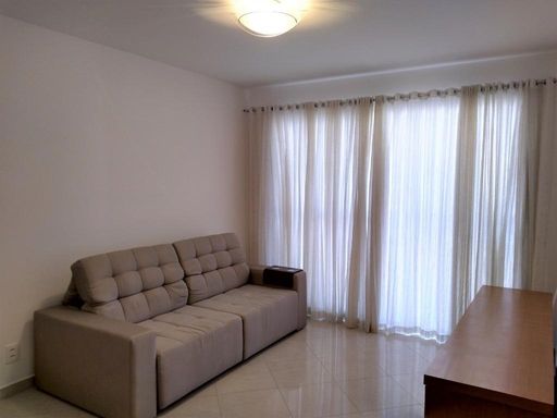 Sala ampla com sacada