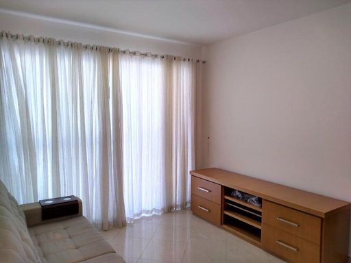 Sala com revestimento em porcelanato