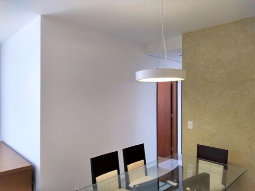 Sala de jantar com mesa para 6 lugares