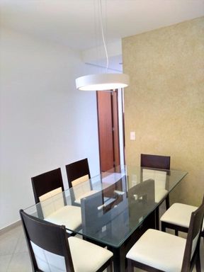 Sala de jantar com lustre