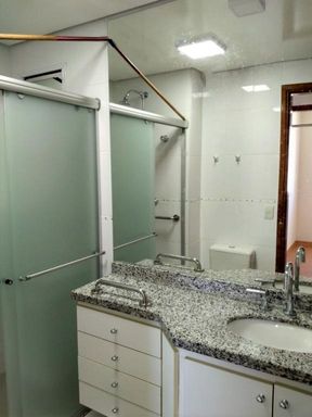 Banheiro social com gabinete e acessórios