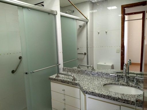 Banheiro social com espelho