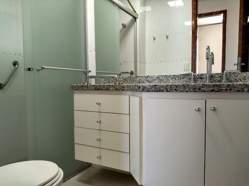 Banheiro social com box de vidro