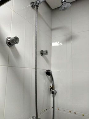 Banheiro social com chuveiro a gás