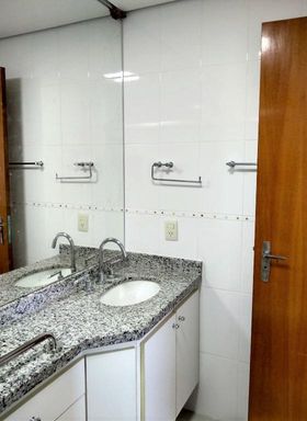 Banheiro social com gabinete e acessórios