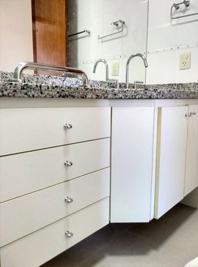 Banheiro social com gabinete e acessórios