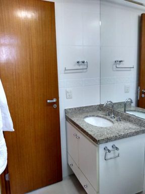 Dormitório 3 suíte - banheiro com espelho