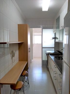 Cozinha equipada com bancada e dois bancos