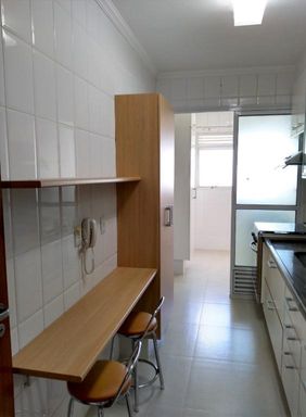 Cozinha equipada com bancada e dois bancos