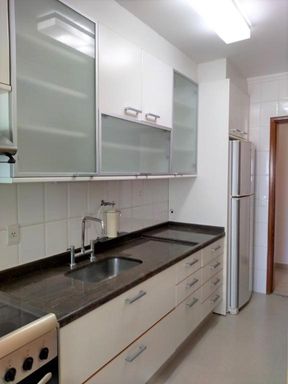 Cozinha equipada com fogão, exaustor e geladeira Brastemp