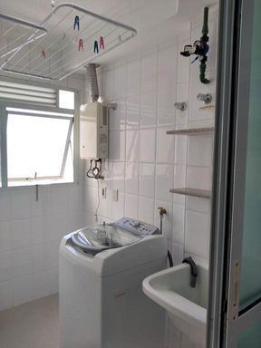 Lavanderia com tanque e máquina de lavar Brastemp