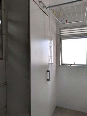 Lavanderia com armário