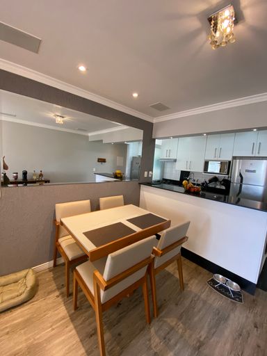 Sala de Jantar: Mesa com 04 cadeiras e espelho inclusos