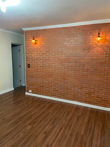 Sala com parede de tijolinho