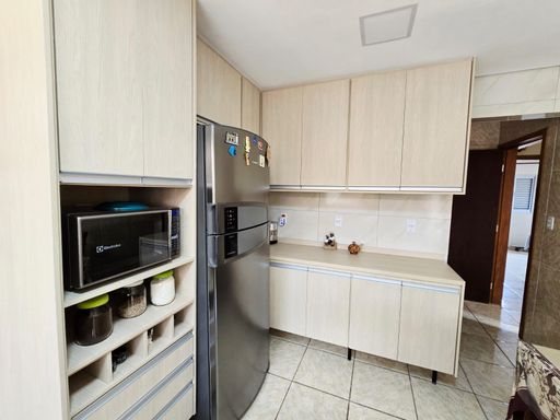 Cozinha com armários e bancadas em planejado, MDF.