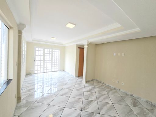 Imagine chegar em casa e sentir que tudo está no lugar certo.
Este sobrado acolhedor e bem distribuído foi pensado para quem valoriza conforto, espaço e praticidade no dia a dia.