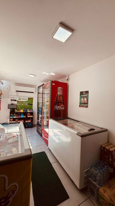Mini mercado parte interna de outro ângulo