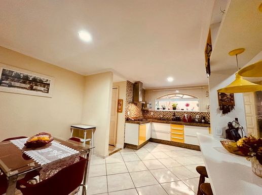 Cozinha integrada com a copa 1º piso outro ângulo