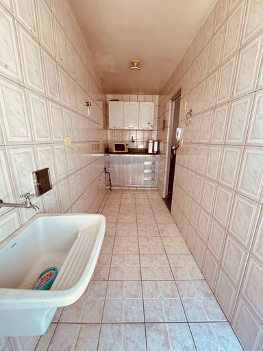 Cozinha e área de seviço integradas  de outro ângulo