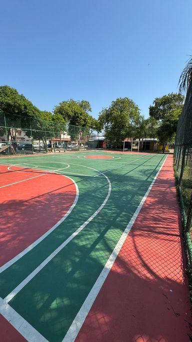 QUADRA DE ESPORTES DE OUTRO ÂNGULO