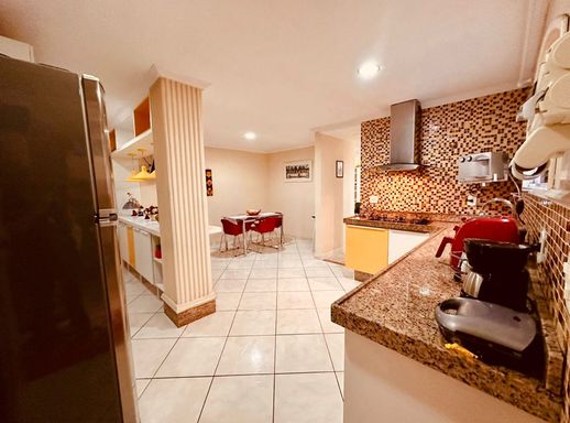 Cozinha integrada com a copa 1º piso outro ângulo