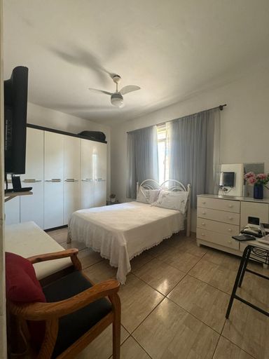 1º quarto do casal , amplo arejado e com iluminação natural