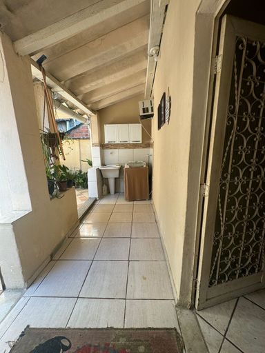 Área de serviço térrea.