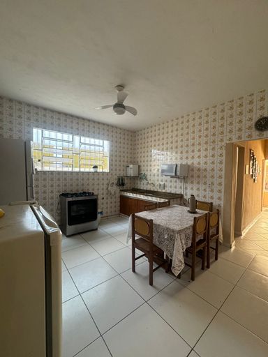 Cozinha ampla integrada com a copa.