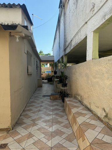 Lateral da casa precisando de pintura.