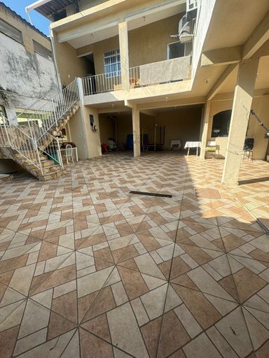 Quintal nos fundos da casa com um anexo amplo arejado e com bastante iluminação natural.