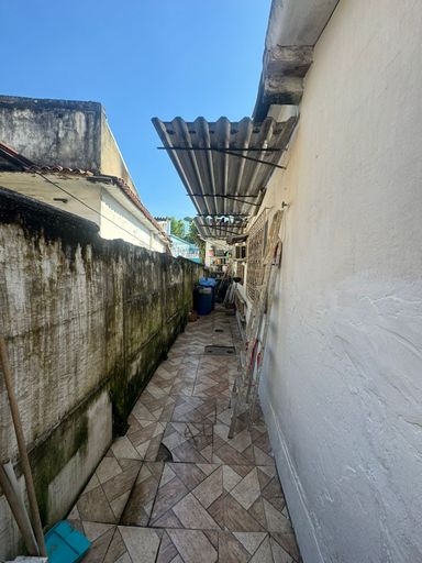 Lateral da casa necessitando de pintura.