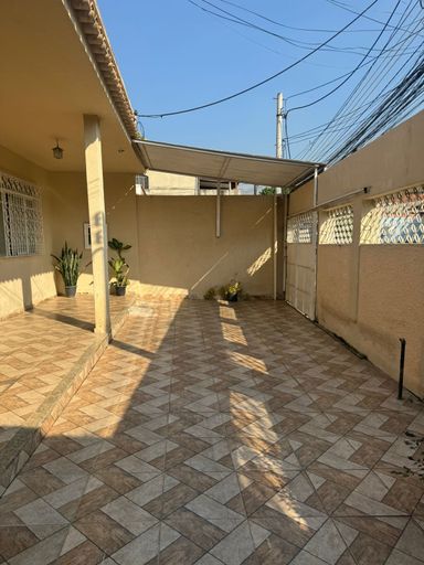 Garagem para 3 carros sendo 1 coberta .