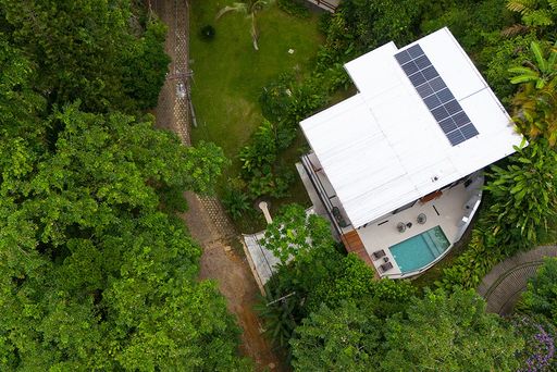 Vista aérea com piscina e placas fotovoltaicas