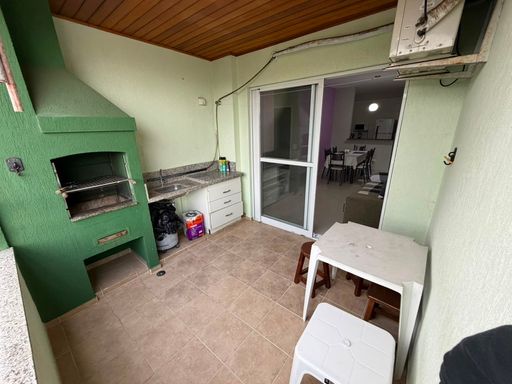Varanda do apartamento com churrasqueira