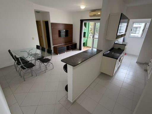 sala ampla com cozinha americana