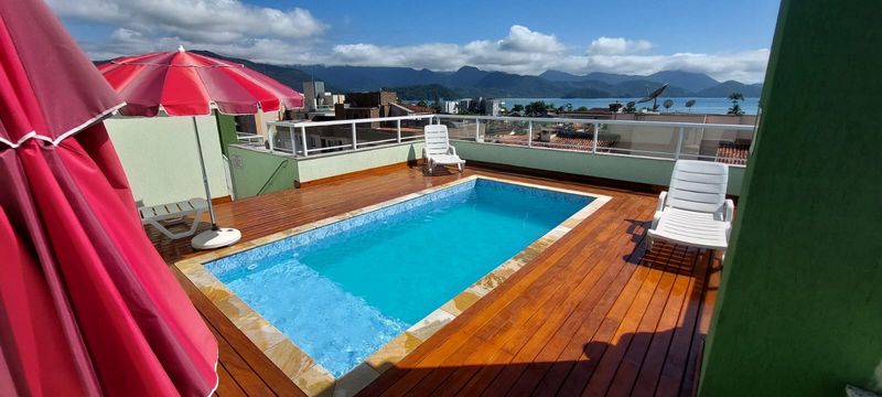 Piscina com deck em volta