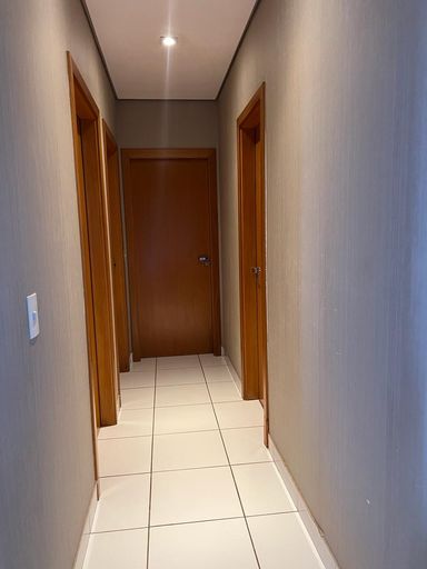 CORREDOR QUE LEVA PARA OS QUARTOS E BANHEIRO SOCIAL