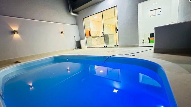 FUNDO COM A PISCINA E A LAVANDERIA