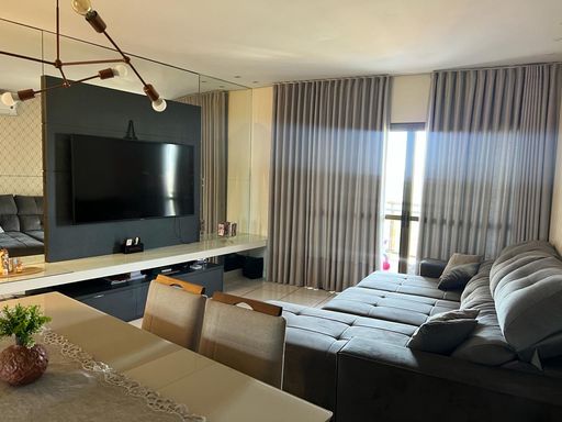 SALA CONJULGADA COM A SALA DE JANTAR,COM PAINEL,TV,LUMINARIA E CORTINAS