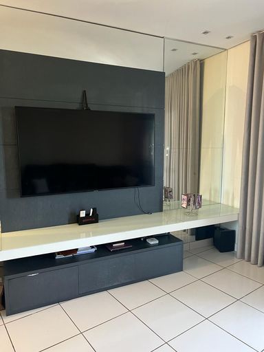 PAINEL COM RACK E TV NA SALA