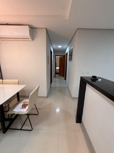 DA SALA DE JANTAR O CORREDOR PARA OS QUARTOS