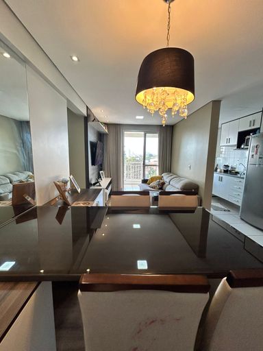 sla de jantar com a mesa