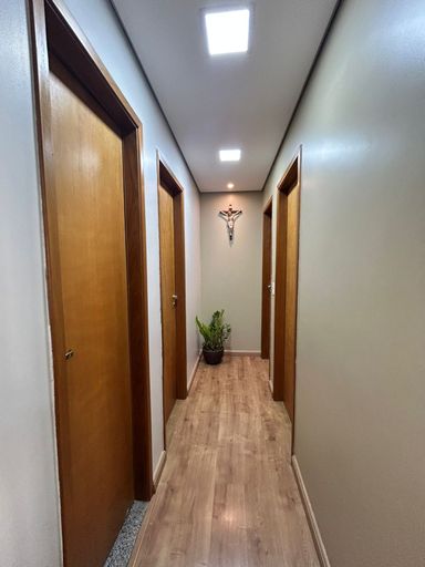 corrredor para os quartos e banheiro social