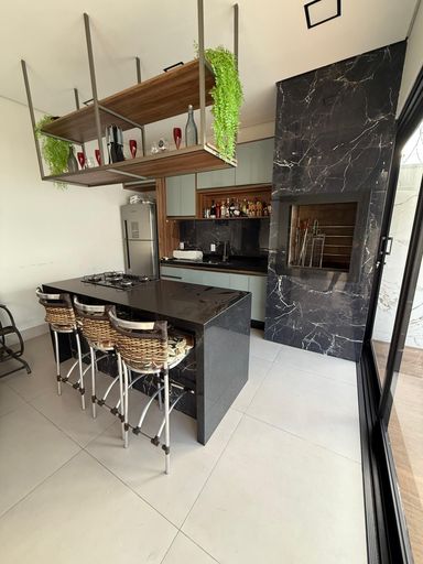 AREA GOUMET COM CHURRASQUEIR A,ARMARIO E BANCADA