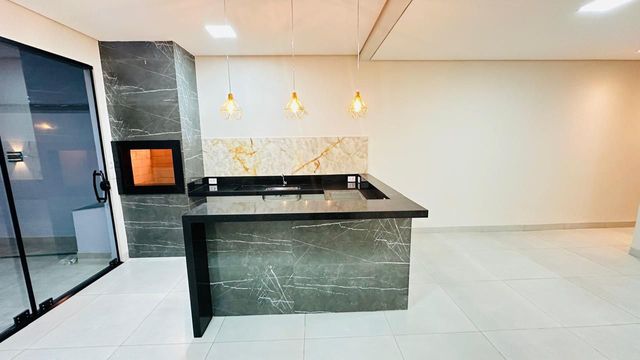 COZINHA COM BANCADA DE MARMORE E CHURRASQUEIRA