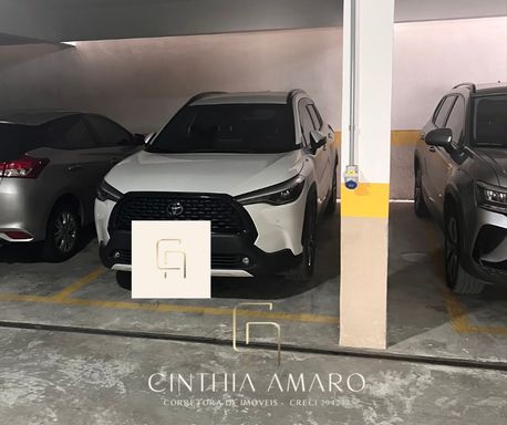 1 vaga. No condomínio tem carregador para carro elétrico